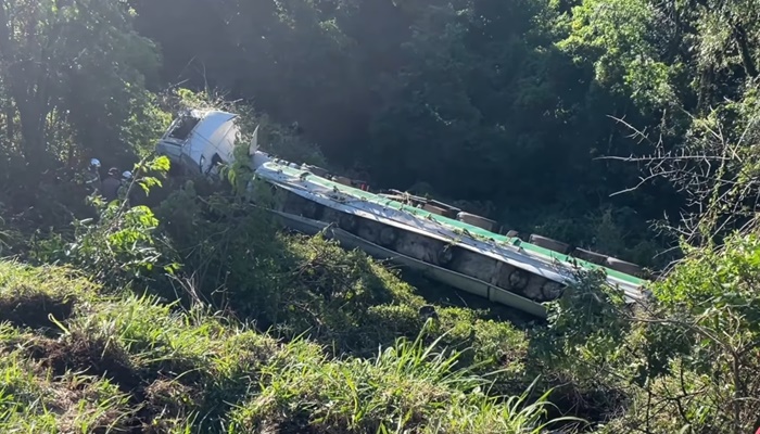 Guaraniaçu - Caminhão tomba na BR 277 na tarde desta segunda
